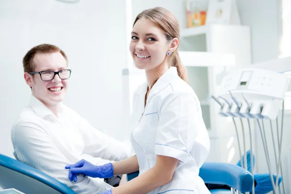 Kvinna tandläkare eller tandhygienist porträtt — Stockfoto