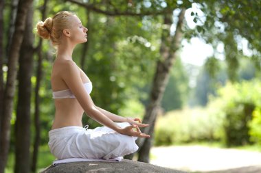 Genç Kız parkta yoga yaparken