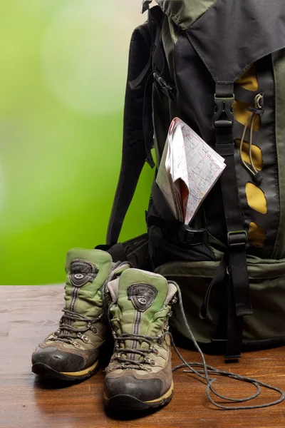 Rugzak en schoenen backpackers — Stockfoto