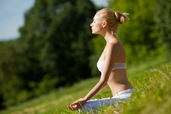Young girl doing yoga in the park — Stock Photo, Image