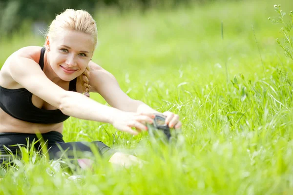 Femme attrayante s'étirant avant fitness et exercice — Photo