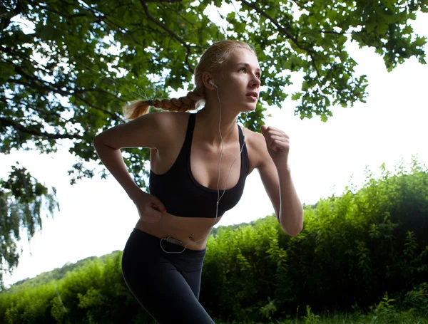 Biegająca kobieta w parku — Zdjęcie stockowe