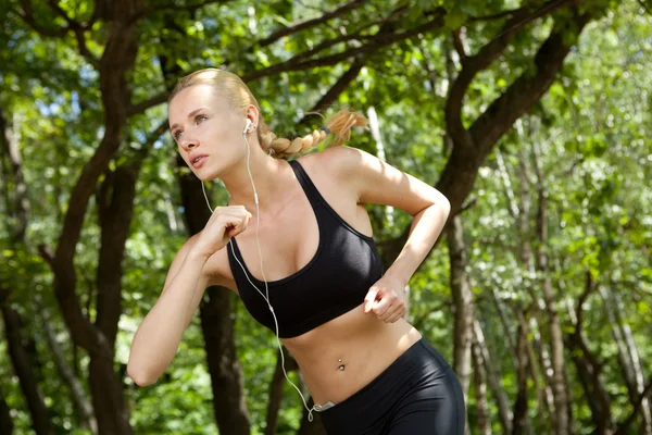 Correndo mulher no parque — Fotografia de Stock