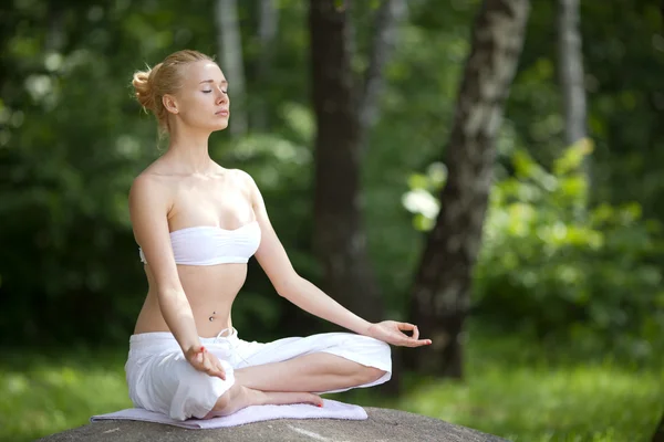 Young girl doing yoga in the park — Stock Photo, Image