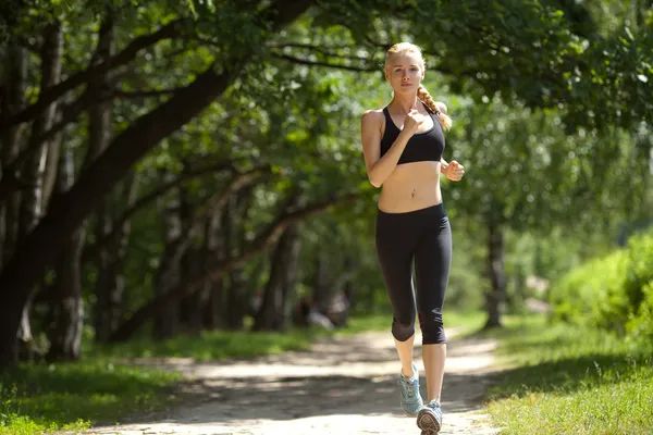 Biegająca kobieta w parku — Zdjęcie stockowe