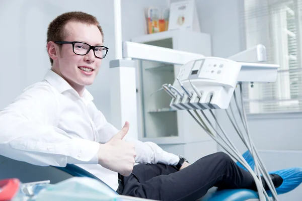 Paciente feliz no consultório odontológico — Fotografia de Stock