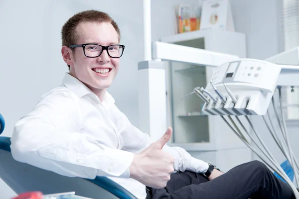 Zadowolony pacjent w biurze dentysta — Zdjęcie stockowe