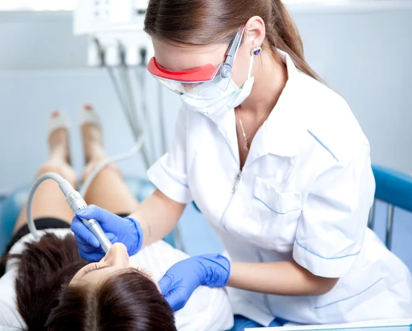 Tandläkare arbetar — Stockfoto