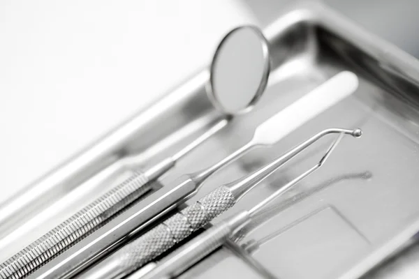 Instrumentos de dentista com profundidade de campo rasa — Fotografia de Stock