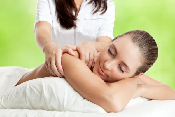 Bella donna a procedura di massaggio — Foto Stock