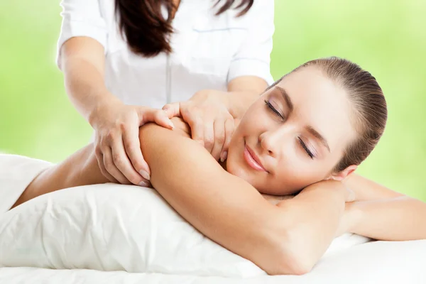 Belle femme à la procédure de massage — Photo