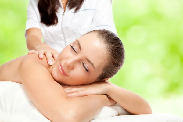 Vacker kvinna på massage förfarande — Stockfoto