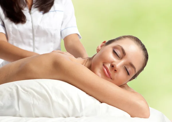 Bella donna a procedura di massaggio — Foto Stock