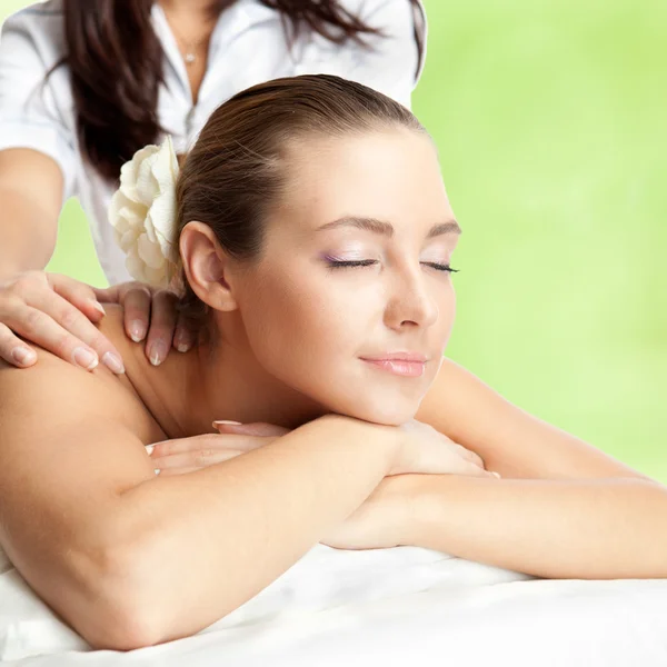 Schöne Frau bei Massage Verfahren — Stockfoto