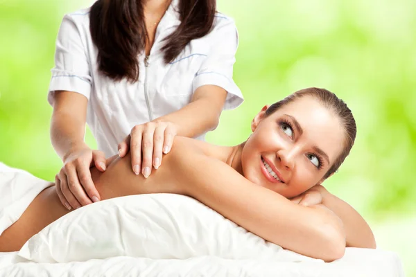 Красива жінка під час процедури масажу — стокове фото