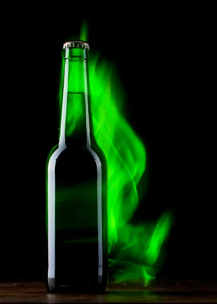 Бутылка пива с цветным огнем — стоковое фото