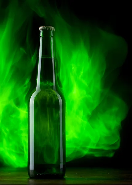 Pivní láhev s barva ohně — Stock fotografie