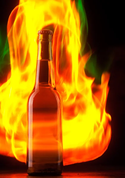 Пивна пляшка з кольоровим вогнем — стокове фото