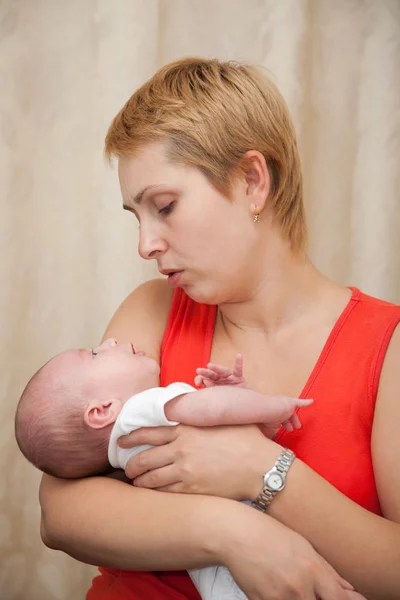 Ibu muda dengan bayi — Stok Foto