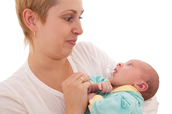 Mujer joven haciendo caras a su hijo recién nacido — Foto de Stock