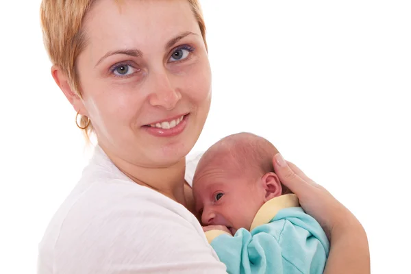 Jovem mulher segura as mãos de seu bebê recém-nascido — Fotografia de Stock
