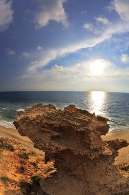 la puesta de sol sobre el mar Mediterráneo