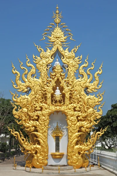 Ett fristående kapell med statyer av buddha — Stockfoto