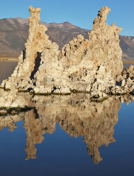 Lake tufsteen stalagmieten weerspiegeld in de wateren — Stockfoto