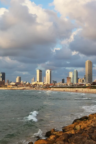 Die flauschigen Wolken über den Hotels am Kai in Tel Aviv — Stockfoto