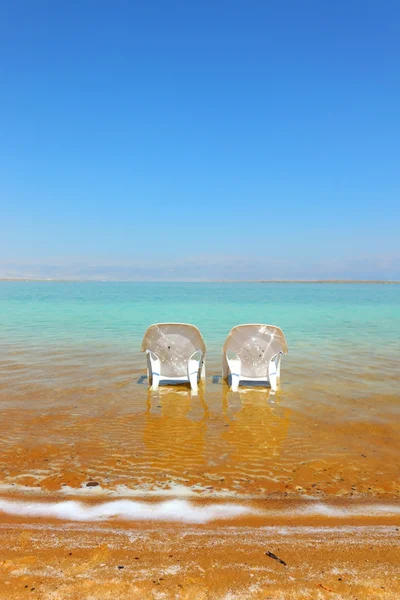 2 つの白いビーチの椅子 — ストック写真
