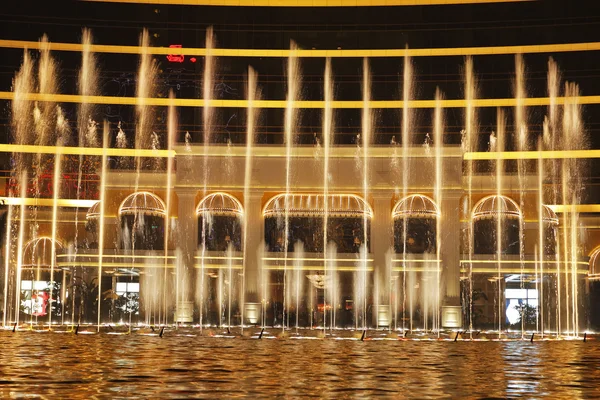 Prachtige avondvoorstelling "dancing fonteinen" in de ent — Stockfoto