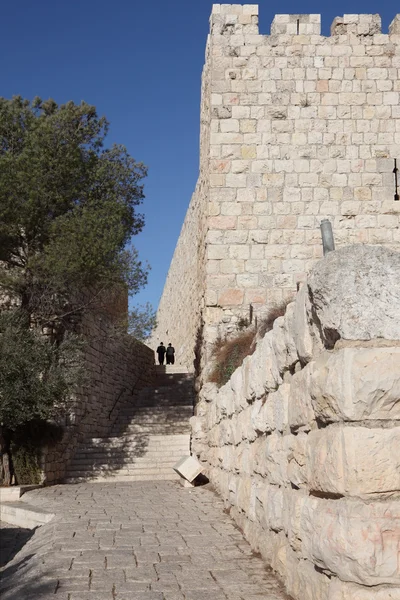 Zwei religiöse Juden gehen entlang der jerusalem-Mauer — Stockfoto