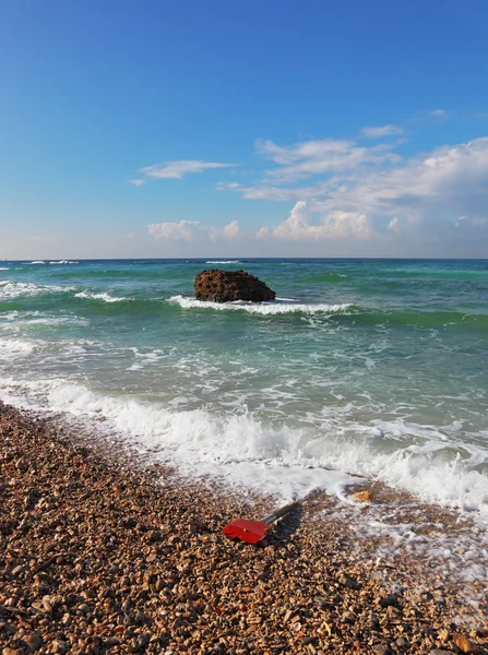 Весло червоної чіпси кинуте на пляж — стокове фото