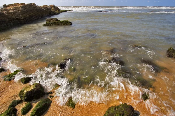 Каменный выступ в море — стоковое фото
