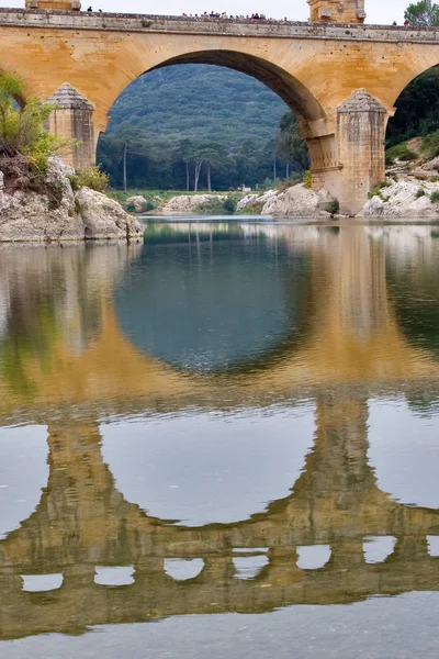 Aqueduto, rio e madeira — Fotografia de Stock