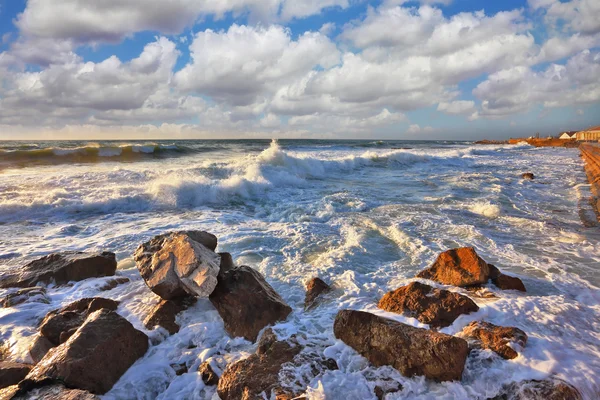 Die Felsen auf dem Wellenbrecher. — Stockfoto