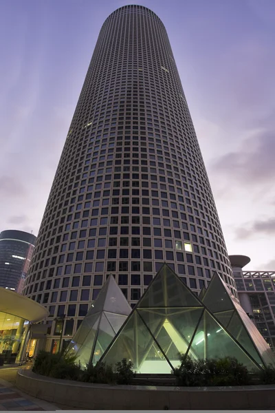 摩天大楼的不寻常的圆窗体 — 图库照片