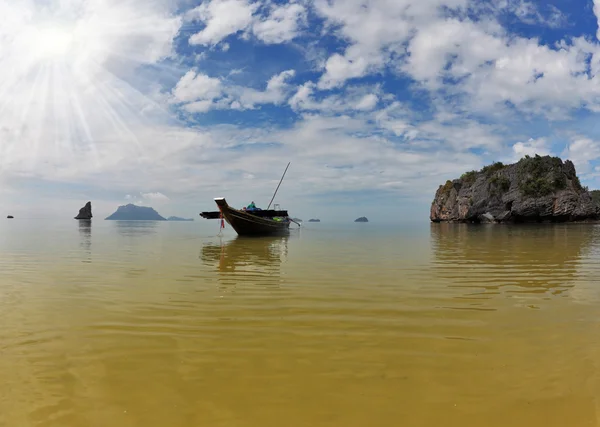 เรือหางยาวไทย อ่าวบนเกาะมหาสมุทร — ภาพถ่ายสต็อก