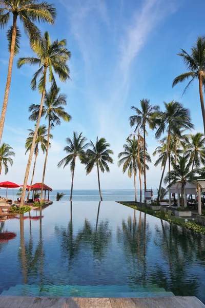 Tayland Körfezi, kırmızı şemsiye, tahta yataklar ve palm — Stok fotoğraf
