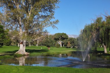 golf sahasında bir çeşme