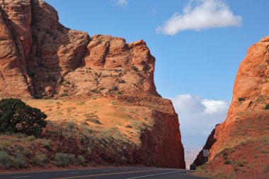 kayaların arasında muhteşem yol