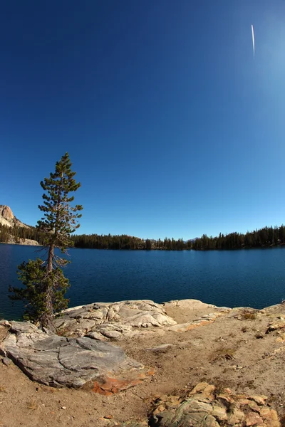 Vymazat podzimního rána. jezero v horách — Stock fotografie