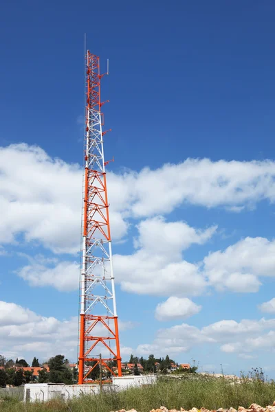 Antenn röd-vit mast — Stockfoto