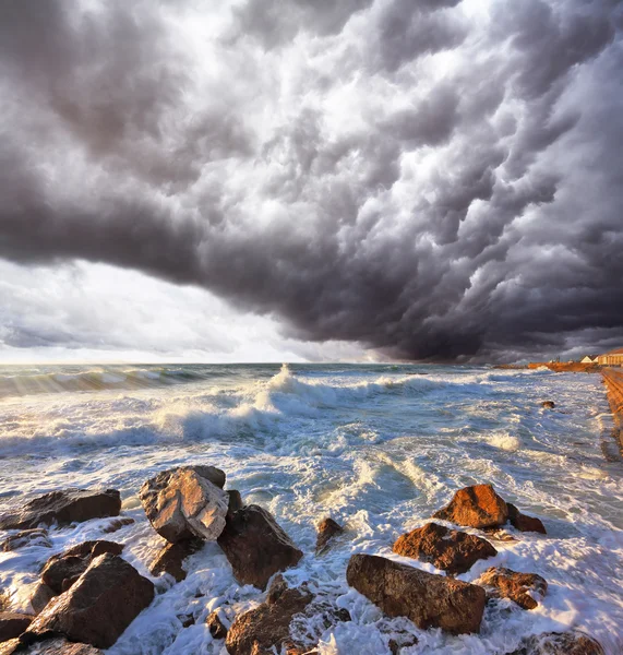 Una terribile tempesta e un fulmine sul mare — Foto Stock