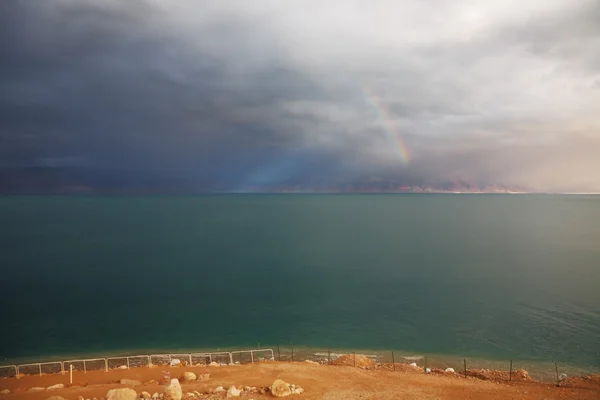 Sininen myrskypilvi ja upea sateenkaari — kuvapankkivalokuva