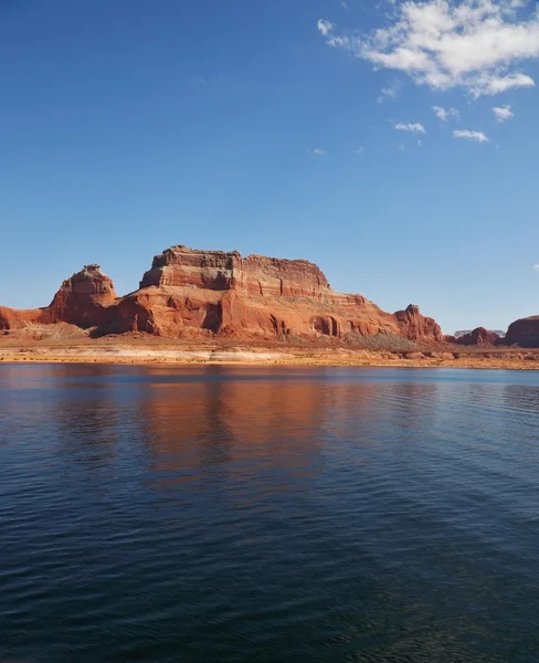 Yumuşak suya yansıyan kırmızı kayalıklarla — Stok fotoğraf