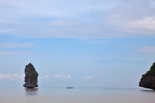 Живописные острова-скалы — стоковое фото