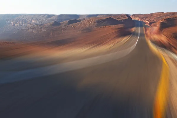 Ταξίδι οδήγηση σε υψηλή ταχύτητα σε αυτοκινητόδρομο στην έρημο — Φωτογραφία Αρχείου