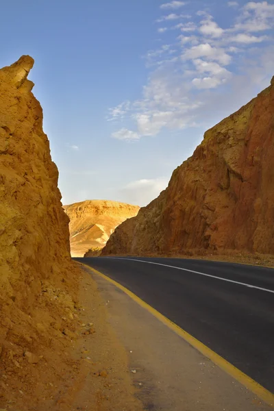 Estrada moderna no deserto antigo — Fotografia de Stock