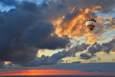 denizin üzerinde uçan büyük hava balonu